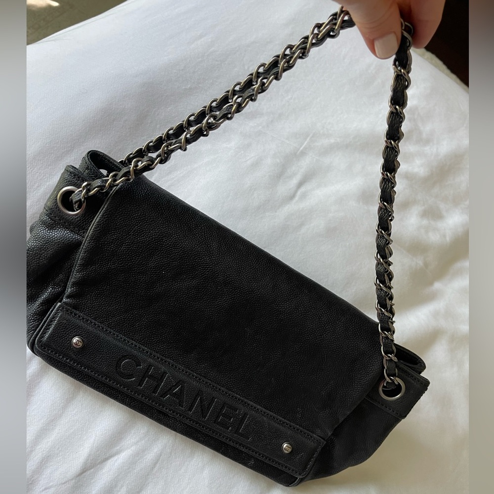 Vintage Chanel handbag in black with adjustable silver chain